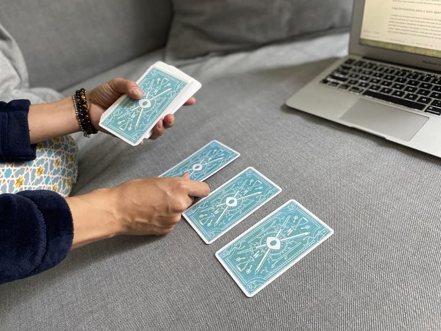 Guia de tarot para iniciantes: Aprenda os fundamentos do tarot