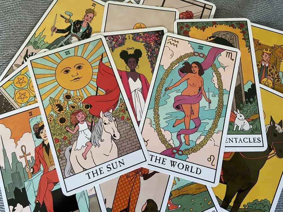 Como jogar Tarot e ler as cartas: Maneiras fáceis de consultar