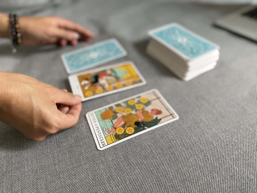 Como jogar Tarot e ler as cartas: Maneiras fáceis de consultar