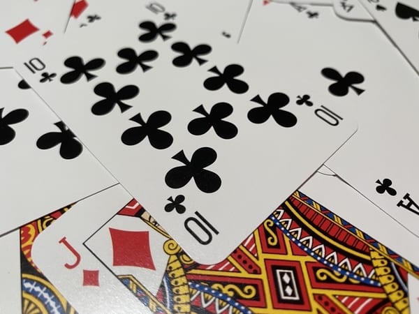 Guia completo para jogar tarot com baralho comum - Tarotfarm